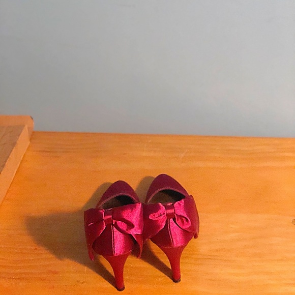 Closed toe bow heels - Picture 3 of 5